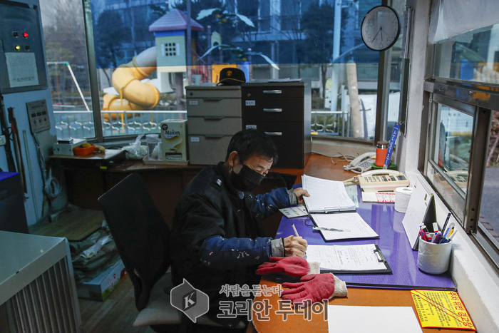 [코리안투데이] 성동구는 설 명절을 앞두고 필수 노동자 3,500여 명에게 필수 노동수당을 지급한다 (사진은 공동주택 관리원이 근무하고 있는 모습) © 손현주 기자
