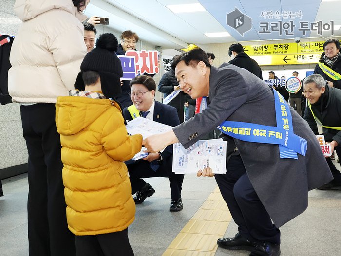 [코리안투데이] 2036 하계올림픽 전북 유치를 염원하는 홍보활동하는 김관영 도지사 © 강정석 기자