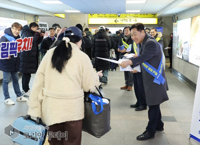 [코리안투데이] 2036 하계올림픽 전북 유치를 염원하는 홍보활동하는 김관영도지사 © 강정석 기자
