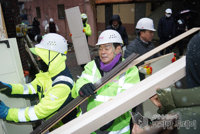 이주로 인한 폐기물 대청소로 재개발도 깔끔하게