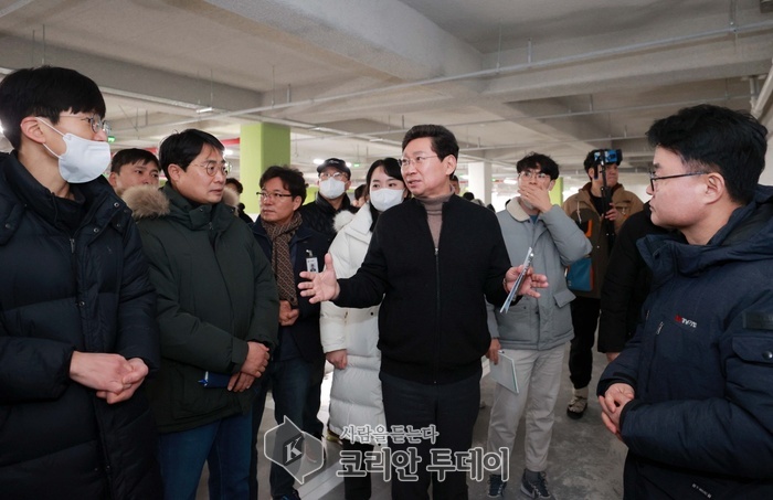 [코리안투데이] 이상일 용인특례시장이 18일 양지면 경남아너스빌 아파트 공사 현장을 방문했다. © 김나연 기자