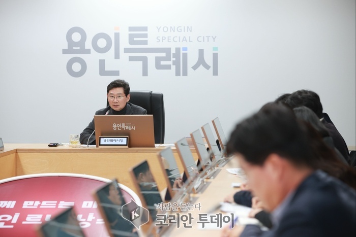 [코리안투데이] 이상일 용인특례시장이 20일 간부회의를 주재하며 아파트 건축과정에서 시의 역할에 대해 강조했다. © 김나연 기자