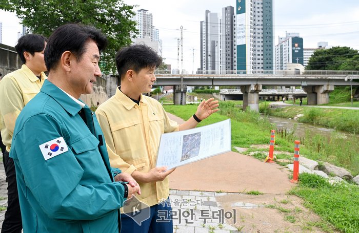 [코리안투데이] 김동근 의정부시장이 집중호우를 대비해 지방하천 현장을 점검하는 모습 © 강은영 기자