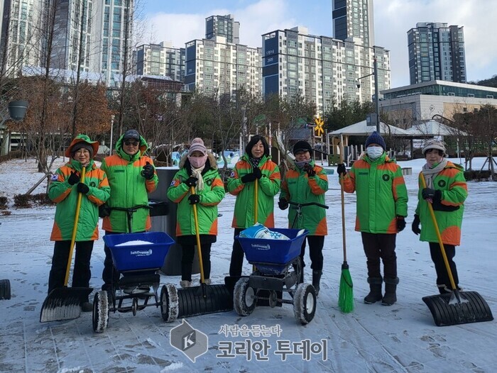 [코리안투데이] 도담동 지역자율방재단, 주민 안전 위해 제설작업 실시 © 이윤주 기자