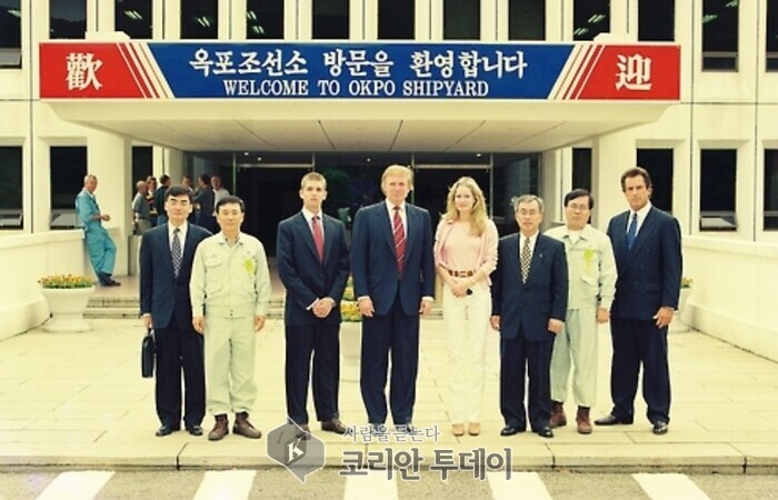 [코리안투데이] 1998년 당시 대우중공업 옥포조선소를 방문한 도널드 트럼프 회장 일행이 본관 건물 앞에서 기념촬영을 하고 있다. ( 출처 대우조선해양 ) © 백창희 기자