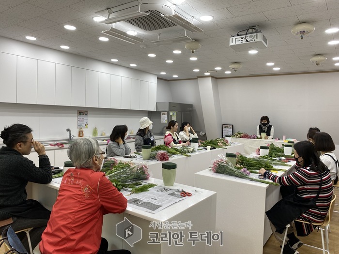[코리안투데이] '성동구 1인가구지원센터'의 꽂꽂이 프로그램 운영 모습 © 손현주 기자