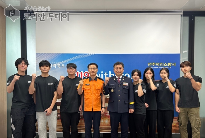 [코리안투데이] 자기계발 특강후 전주덕진소방서 강봉화 서장과 학생들 © 편집국