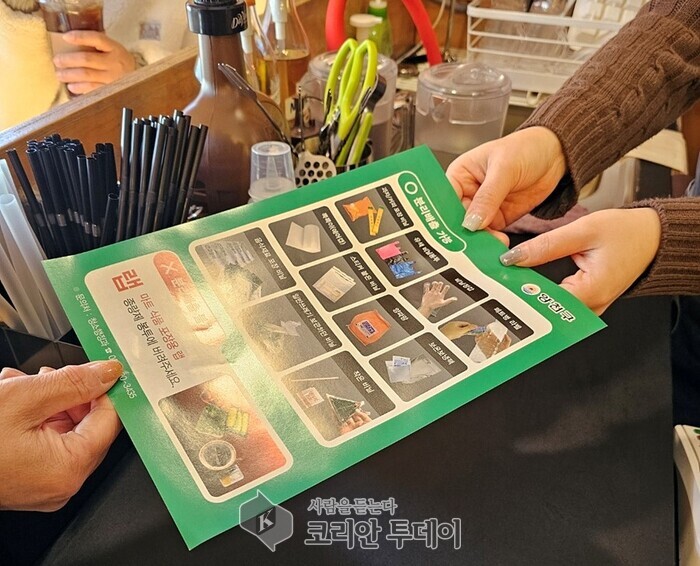 ▲[코리안투데이] 양천구 지역공동체 일자리 통한 폐비닐 분리배출 안내 모습 ©변아롱 기자