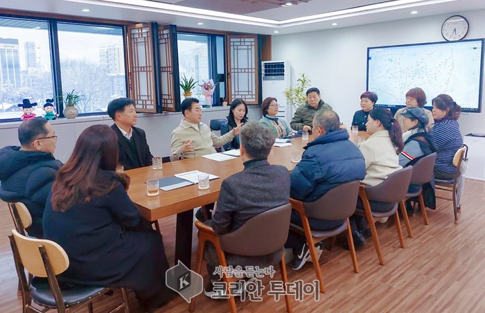 [코리안투데이] 김동근 의정부시장이 제9대 의정부시 청소년지도협의회 위원들과 간담회를 갖고 기념 촬영 © 강은영 기자
