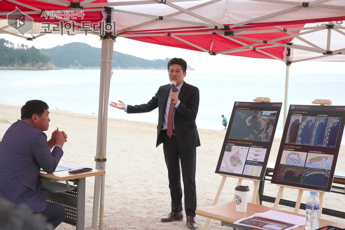 [코리안투데이] 왕산해변 모래 유실 문제 해결 방안 설명하는 인천 중구청장 © 김미희 기자