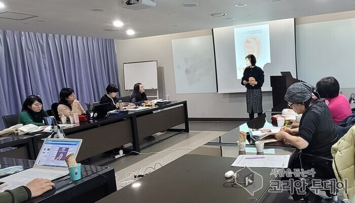 [코리안투데이} 귀반사 건강코치 전문가 양성과정을 설명하고 있는 한국통합치유협회 송정숙 회장과 수강생들 수업 모습 © 백창희 기자