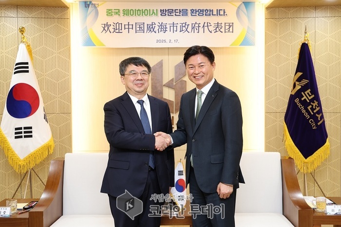 [코리안투데이] 리우 쿠이 중 웨이하이 부시장과 조용익 부천시장 기념사진 © 이예진 기자