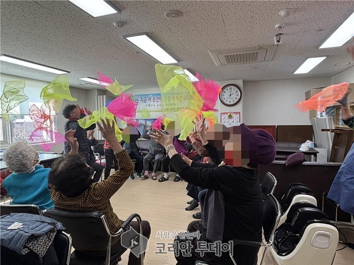 [코리안투데이] 사진 구로구 언론팀 제공 스카프를 활용한 실버놀샘터 프로그램 진행 모습 © 박수진 기자