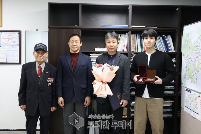 [코리안투데이] 사진 구로구 언론팀 제공 '6.25 전쟁 참전용사 무공훈장 전수식' 기념 촬영을 하고 있다 © 박수진 기자