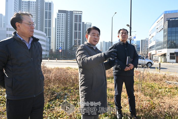 [코리안투데이] 김동근 의정부시장이 최근 나눔주차장 시범사업 대상지인 고산공공택지지구 일원을 점검하는 모습 © 강은영 기자