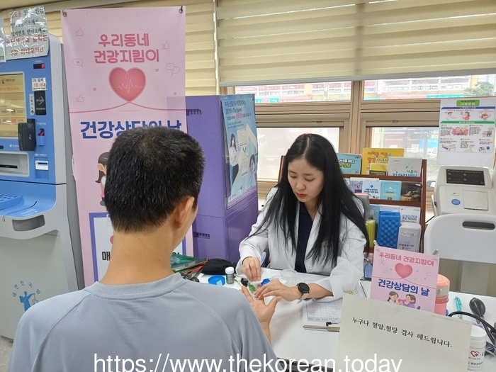 [코리안투데이] 사진 구로구 언론팀 제공 주민센터를 방문한 주민이 건강검진을 받고 있다. © 박수진 기자