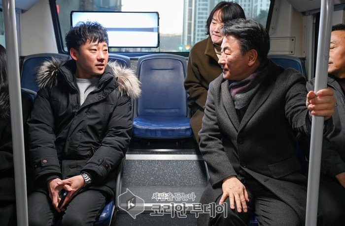 [코리안투데이] 의정부시 김동근 시장이 2월 18일 출근 시간대에 의정부01번 공공버스 정류소에서 시민과 소통하는 모습 © 강은영 기자