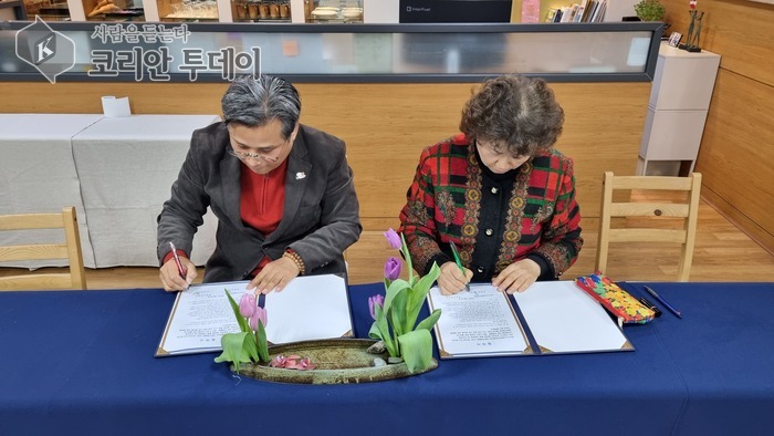 [코리안투데이] 대한치매협회 조범훈 대표와 한국시니어행복코칭협회 임명희 회장 협약서 작성 © 임명희 기자