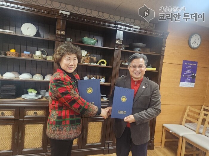 [코리안투데이] 대한치매협회 조범훈대표와 한국시니어행복코칭협회 임명희 회장 협약후 악수 © 임명희 기자