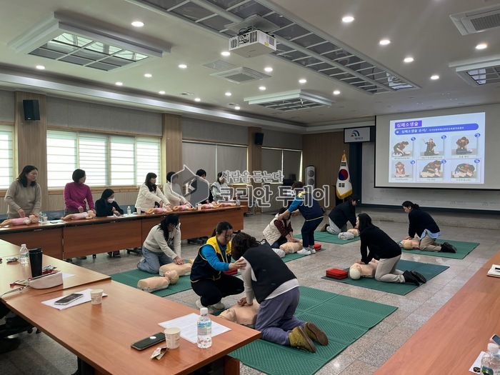 [코리안투데이] 대전 대덕구, 2025년 마을강사 역량강화 교육 심폐소생술 실습 장면 © 김유경 기자
