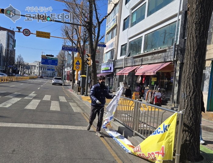 [코리안투데이] 초등학교 주변 노후·불량 간판 및 불법 유동 광고물 집중 단속 모습 © 김미희 기자