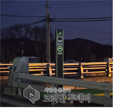 [코리안투데이] 야간에도 빛나는 축광스티커 설치 © 이윤주 기자