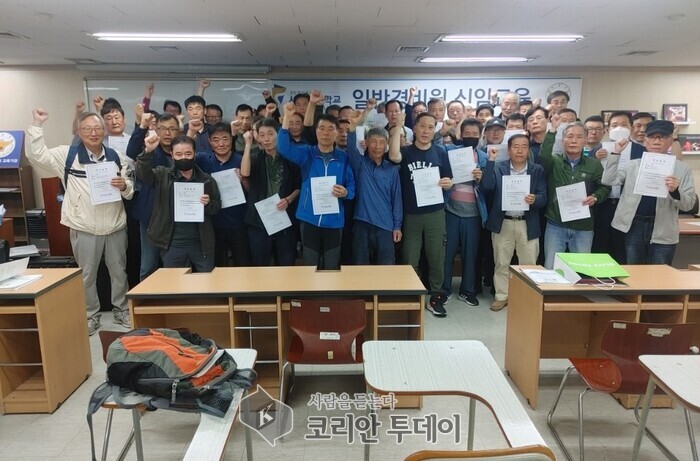 [코리안투데이] 사진 구로구 언론팀 제공 경비원 취업 프로그램을 마친 참가자들이 단체사진촬영을 하고 있다 © 박수진 기자