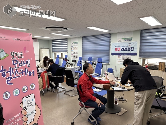[코리안투데이] 모바일 헬스케어로 건강관리 받는 시민들 © 김미희 기자