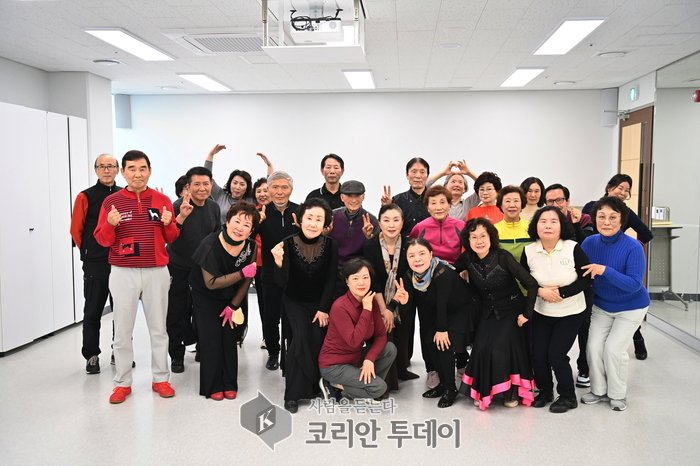 [코리안투데이] 미사노인복지관에서 진행하는 댄스스포츠 프로그램을 수강한 어르신들이 수업을 마치고 기념촬영을 하고 있다.© 백창희 기자