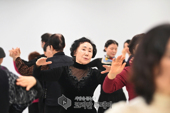 [코리안투데이] 미사노인복지관에서 진행하는 댄스스포츠 프로그램을 수강한 어르신들이 우아한 손짓으로 왈츠의 기본기를 배우고 있다.© 백창희 기자
