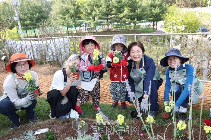 [코리안투데이] 제1기 마을정원사와 식목일 기념 나무심기하는 은평구청장 © 양정자 기자