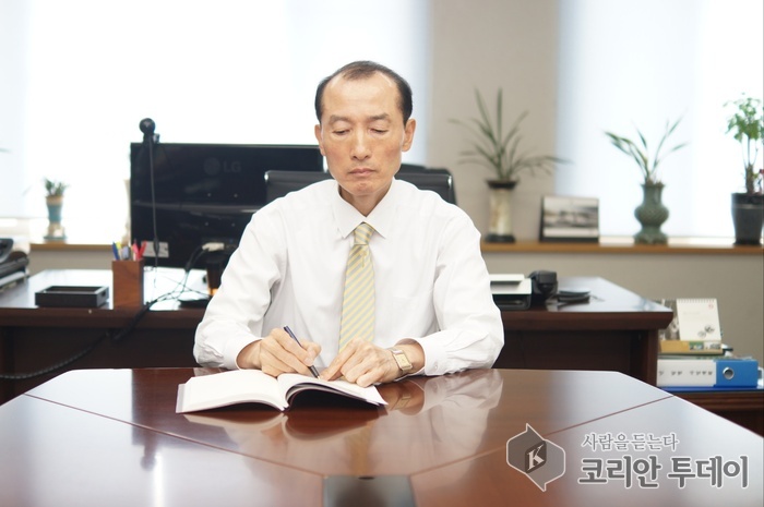 [코리안투데이] 회사 업무에 매진하는 서근하 대표이사 © 신영민 기자