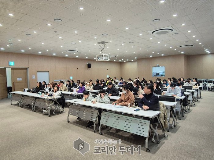 [코리안투데이] 모두가족봉사단 활동 및 프로그램에 대한 교육에 집중하며 듣고 있는 참여가족들 모습 © 백창희 기자