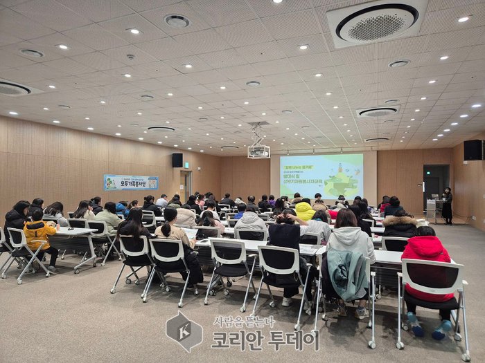 [코리안투데이] 약 70여명의 봉사단원이 참석해 봉사활동의 의미를 되새기며 교육을 받고 있다. ©백창희 기자