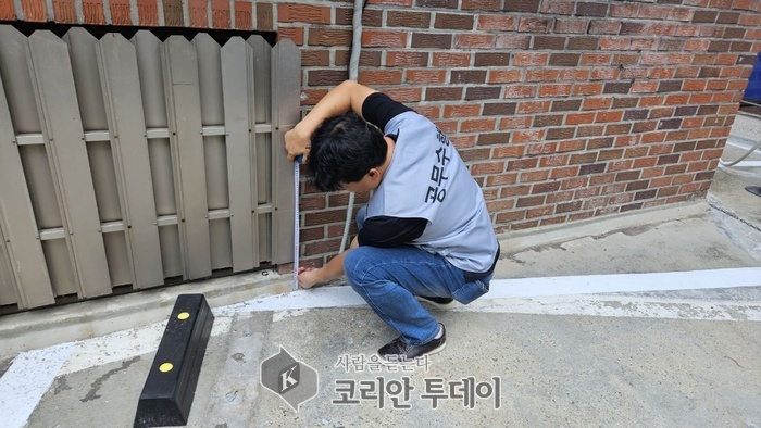 [코리안투데이] 성동구 '위험실태조사' 실시 (사진은 반지하 지하주택 현장 실시 모습) © 손현주 기자