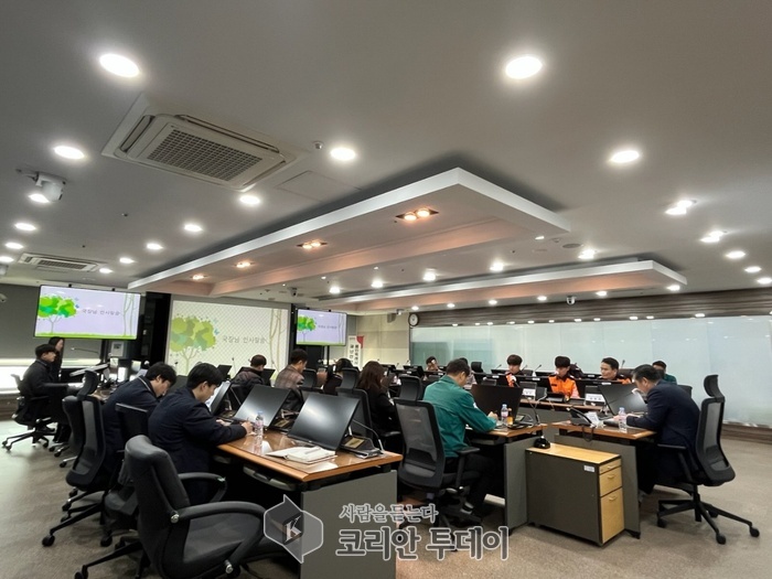 [코리안투데이] 용인특례시는 26일 시청 재난상황실에서 봄철 산불 예방을 위한 관계기관 대책 회의를 개최했다. © 김나연 기자