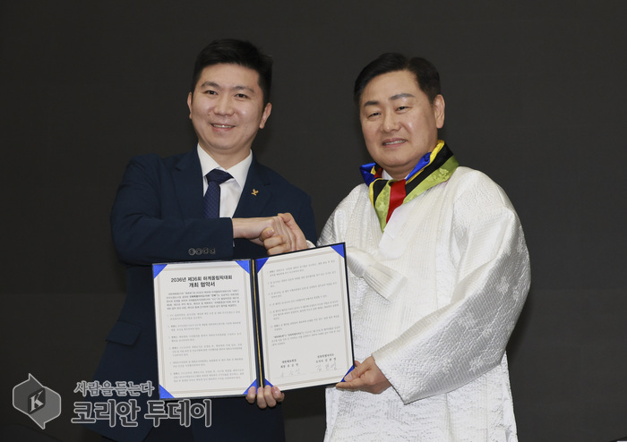 [코리안투데이] 전북이 2036 하계올림픽 국내 후보지로 선정됨에 따라 유승민 대한체육회장과 김관영 전북지사가 개최 협약서를 들고 기념촬영을 하고있다© 강정석 기자