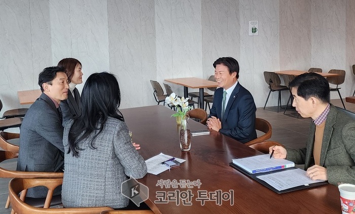 [코리안투데이] 조용익 부천시장(오른쪽 위)이 경기형 과학고 질의 면접에 직접 참여 © 이예진 기자