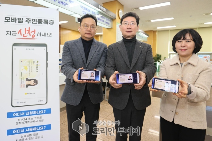 [코리안투데이] 이상일 용인특례시장이 모바일 주민등록증 발급을 신청하고, 분실시 대응 방법과 절차를 점검했다. © 김나연 기자