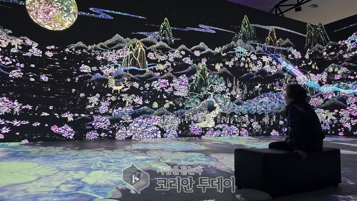 [코리안투데이] 간송미술관 전통 IP활용 미디어아트 전시를 관람 중인 모습 © 백창희 기자