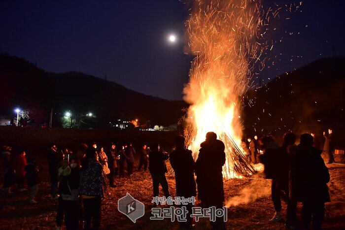 [코리안투데이] 세종 등곡리동제 똥수깐 태우기 © 이윤주 기자
