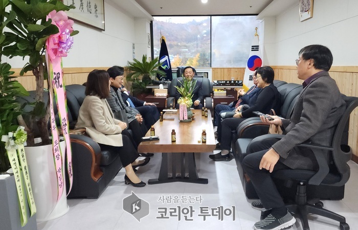 [코리안투데이] 태산홀딩스를 방문한 주민들과 담소를 나누는 모습 © 손현주 기자