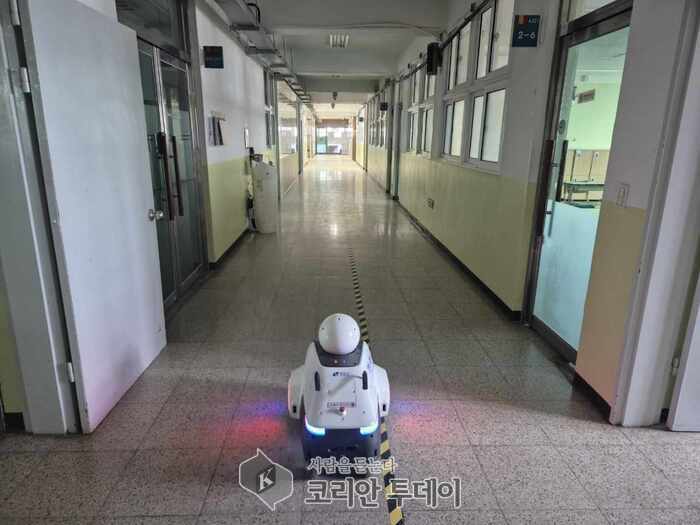 [코리안투데이] 로봇고등학교를 순찰하고 있는 로봇 (강남구청 제공) © 최순덕 기자