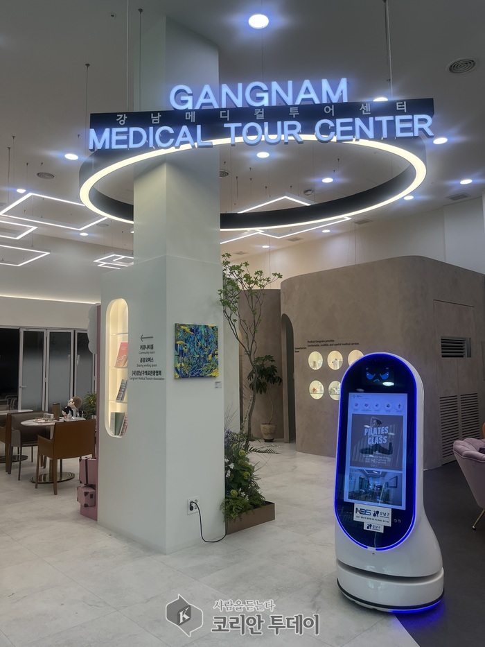 [코리안투데이] 강남메디컬투어센터에서 안내업무를 하고 있는 AI로봇 (강남구청제공) © 최순덕 기자