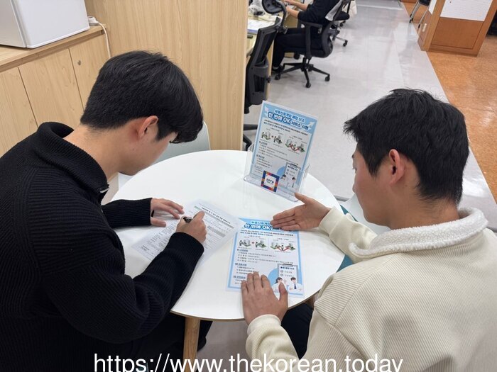 [코리안투데이] 사진 구로구 언론팀 제공 사진 구로구 관계자가 민원인에게 ‘부동산중개업 폐업신고 한 번에 오케이(OK) 서비스’에 대해 설명하고 있다. © 박수진 기자