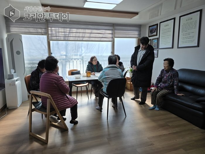 [코리안투데이] 경로당 방문해 어르신 목소리 경청하는 신흥동 공무원 ©김미희 기자
