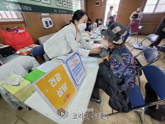 [코리안투데이] 개포1동 구룡마을 현장상담실(주민센터 건강상담 모습) © 최순덕 기자