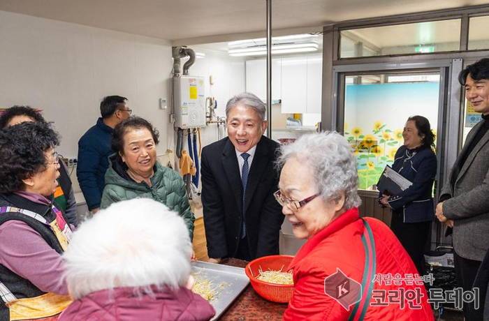[코리안투데이] 경로당 방문해 어르신들과 소통 © 지승주 기자