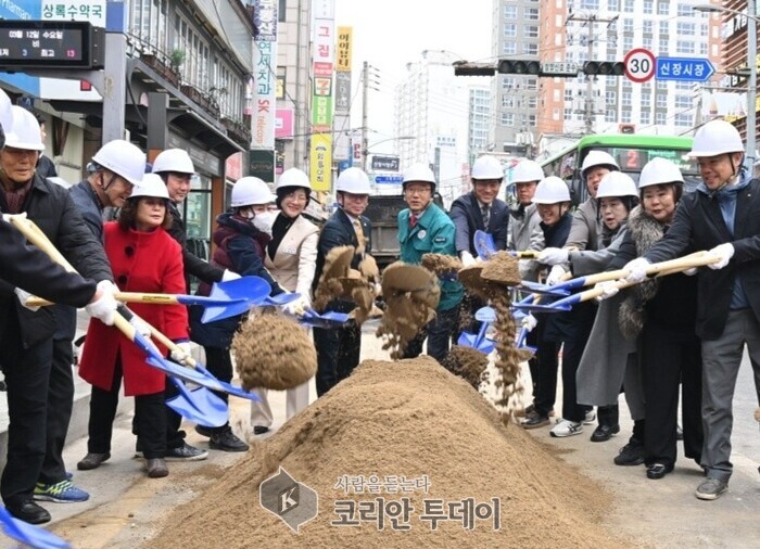 [코리안투데이] 신장전통시장 일원의 전선 지중화 사업도 12일 착공식을 갖고, 오는 9월 완공을 목표로 본격적으로 추진하고 있다. © 백창희 기자