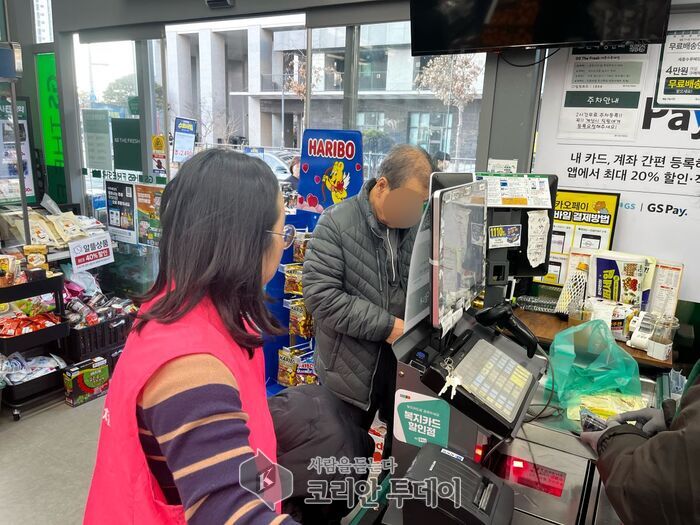 [코리안투데이] 반곡동, ‘희망 나눔 쿠폰’으로 독거가구 돌본다 © 이윤주 기자